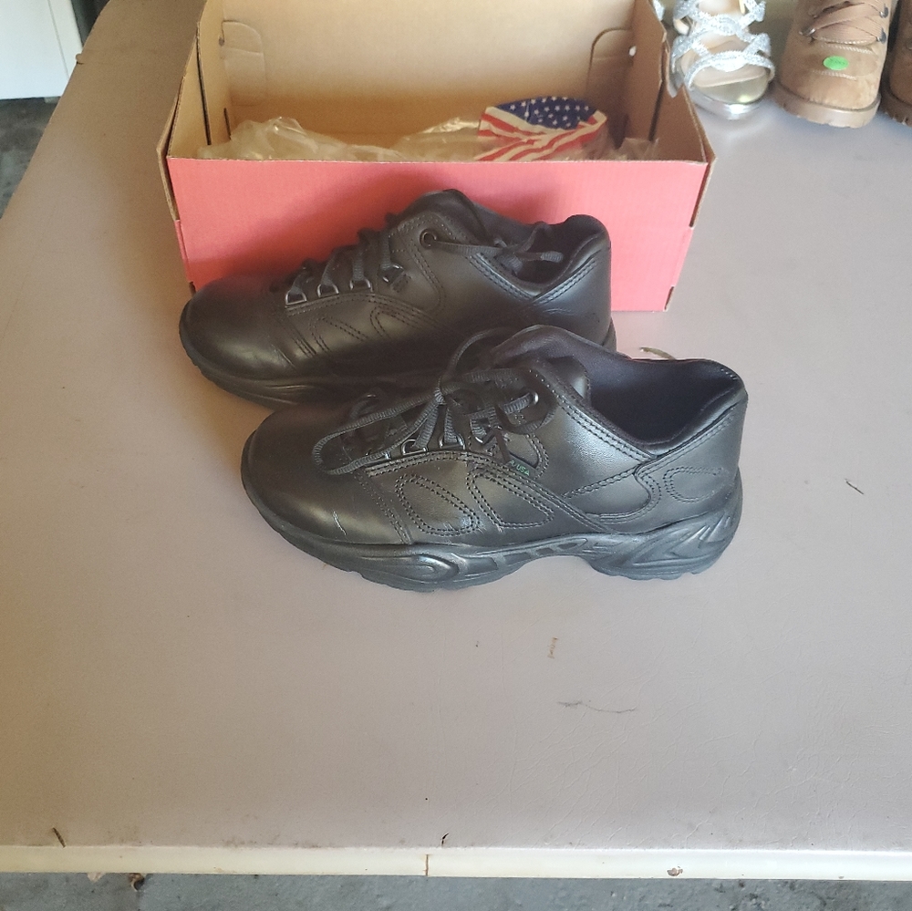 Reebok sz 7 womens black work shoes